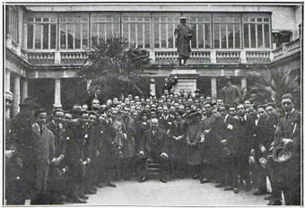 Visita a Valencia de Adolfo Bonilla y San Martín, estudioso de Vives poco antes de constituirse la asociación. Foto de la sede histórica de la Universitat.